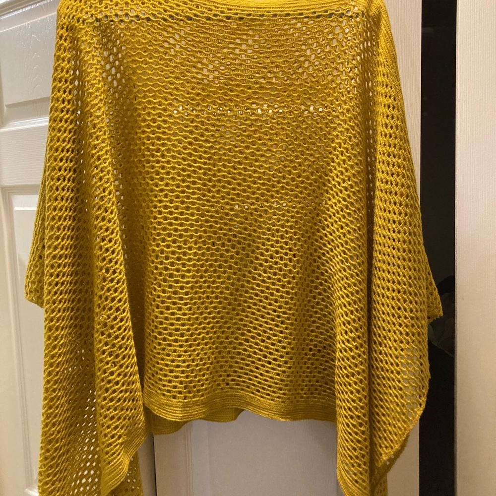 OS, yellow poncho. Super cute!!